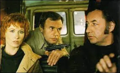 Il est David Daguerre qui, après s'être évadé d'un endroit où il était détenu, a fait la connaissance d'un couple de parisiens, Thomas (Philippe Noiret) et Julia (Marlène Jobert) : quel est ce film ?