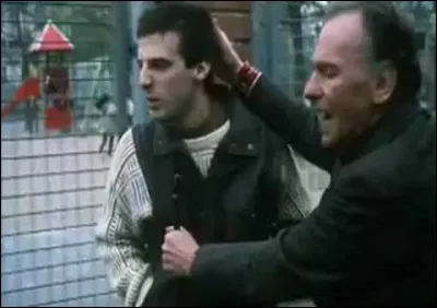 Dans ce film sorti en 1994, il est Marx, un escroc minable et vieillissant :