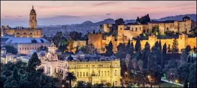 Sur quelle côte la ville de Malaga se trouve-t-elle ?