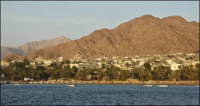 Dans quel pays la ville d'Aqaba se trouve-t-elle ?