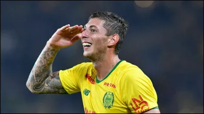 Ce footballeur argentin dont la mort brutale en 2019 a ému le monde du football, c'est Emiliano ...