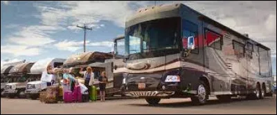 Dans le film "Les Tuches 2", quel pays la famille Tuche traverse-t-elle &agrave; bord d'un grand camping-car ?