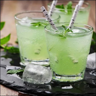 Quel troisième ingrédient, mis à part le sirop de menthe et l'eau, est nécessaire pour confectionner un ''perroquet'' ?