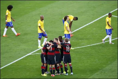 Avec quel score l'Allemagne bat-elle le Brésil lors des demi-finales de la Coupe du monde en 2014 ?