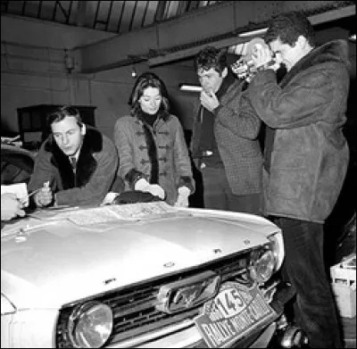 Le film "Un homme et une femme" obtient la Palme d'or à Cannes en 1966. Quel véhicule pilote Jean-Louis Trintignant alias Jean-Louis Duroc ?