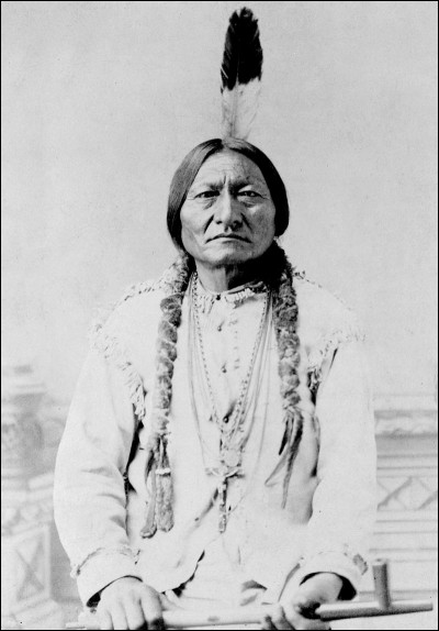 Avec Crazy Horse, il fut l'un des grands chefs des Lakotas, du peuple des Sioux. Qui est-ce ?