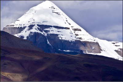 Quel est ce mont du Tibet qui culmine à 6 638 mètres d'altitude, montagne sacrée des bouddhistes et lieu de pèlerinage célèbre ?