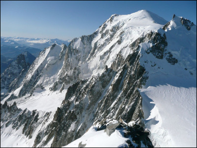 Quel est ce mont, un des sommets du massif du Mont-Blanc, frontière entre la France et l'Italie qui culmine à 4 415 mètres d'altitude ?