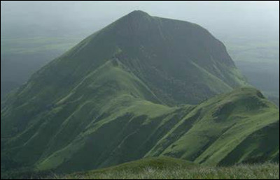 Quel est ce mont, point culminant de la Guinée à l'ouest et de la Côte d'Ivoire à l'est culminant à 1 752 mètres d'altitude ?