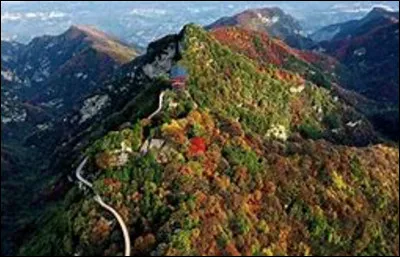 Quels sont ces monts, une chaîne de montagnes de 1 500 km située en Chine, refuge d'animaux rares et de pandas ?