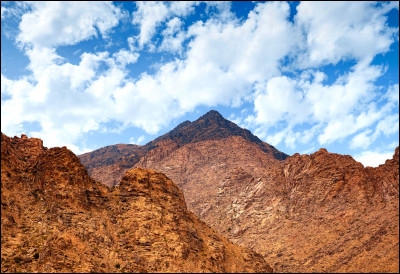 Quel est ce mont, une montagne d'Égypte culminant à 2 285 mètres d'altitude, lieu biblique où Moïse rencontre Dieu ?