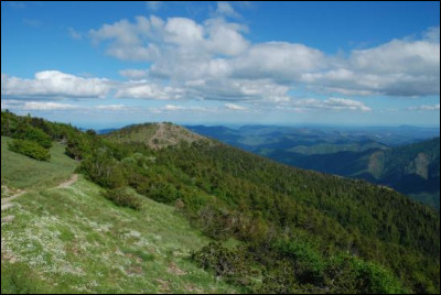 Quel est ce mont du Massif central, point culminant du Gard et de la Lozère qui culmine à 1 525 mètres d'altitude ?