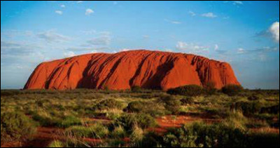 Quel est ce mont de 863 mètres d'altitude, un monolithe sacré pour les autochtones australien ?
