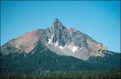 Quel est ce mont du centre de l'État de l'Oregon, un volcan qui culmine à 2 376 mètres d'altitude ?