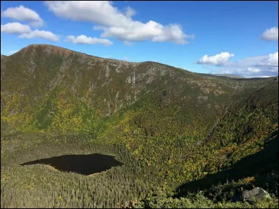 Quel est ce mont de Gaspésie dans la province du Québec au Canada qui culmine à 1 120 mètres d'altitude ?