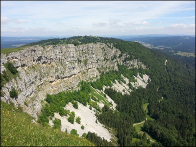Quel est ce mont du Jura, point culminant du département du Doubs qui culmine à 1 463 mètres d'altitude ?