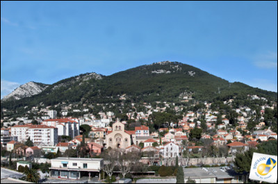 Quel est ce mont, un sommet calcaire de 584 mètres qui surplombe la ville de Toulon ?