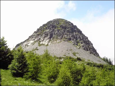 Quel est ce mont du Massif central en Ardèche où la Loire prend sa source ?