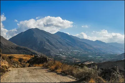 Quel est ce mont, le plus haut sommet de l'île de Crête qui culmine à 2 458 mètres d'altitude ?