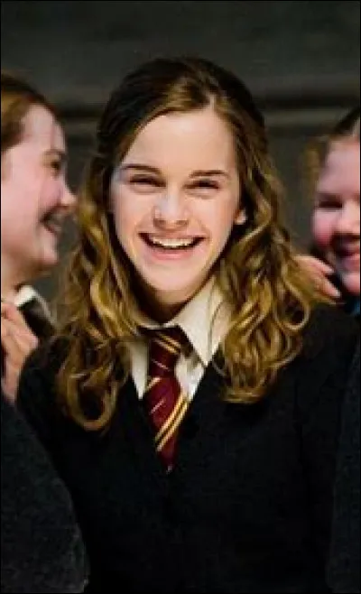 Dans « Harry Potter 5 », lors de la bataille de la tour d'astronomie, quelle partie du corps Hermione se blesse-t-elle ?