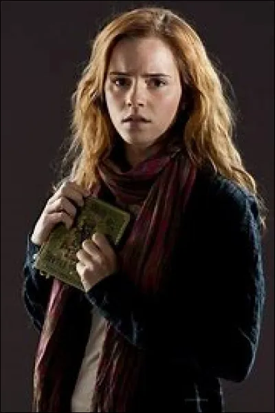 Dans « Harry Potter 7, part. 1 », en quelle langue est le livre « Beedle le Barde » que lui offre Dumbledore ?