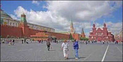 Quel était le prénom de celle qui faisait visiter Moscou à Gilbert Bécaud, dans une de ses chansons des années 60 ? (Prénom fêté en juillet)