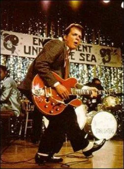 Quelle chanson joue Marty McFly  la crmonie dansante des sirnes ?