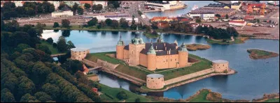 Dans quel pays se trouve la ville de Kalmar ?