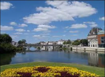 Dans quel d&eacute;partement la petite ville de Jarnac se trouve-t-elle ?