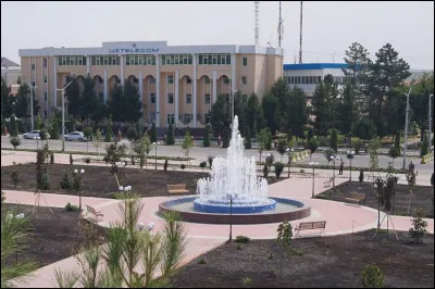 Dans quel pays la ville de Namangan, 450 000 habitants, se trouve-t-elle ?