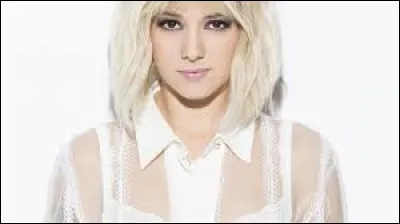 Trouve les paroles de "Blonde" d'Alizée : 
J'annonce la couleur, même si ça vous défrise
On a toutes un cur et même de la matière grise
Vénitiennes ou platines
Il faut bien faire avec ses racines
(Oh oh oh) Fais tes comptes ...