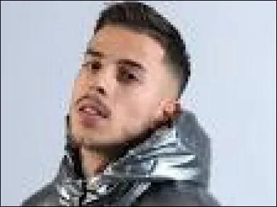 Trouve les paroles de "Clic clic pan pan " de Yanns : 
T'es la plus belle des étoiles
Parmi les autres je vois que toi
Si tu te sens seule, dis-moi
Il reste une place auprès de moi
Les projecteurs sur toi
C'est fou comment tu brilles dans le noir ...