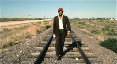 Quel est ce film allemand de Wim Wenders donnant le récit d'un homme qui marche seul ?