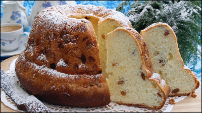 Quelle est cette pâtisserie d'Alsace, une brioche à pâte levée cannelée, creuse en son milieu, garnie de raisins secs au rhum ou au kirsch ?