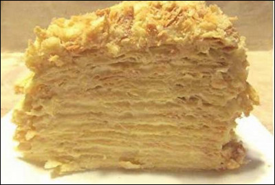 Quelle est cette célèbre pâtisserie étagée de Russie composée de biscuits feuilletés et de crème mousseline ?