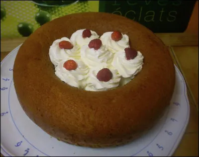 Quelle est cette pâtisserie, un gâteau à pâte baba en forme de couronne imbibé d'un sirop au kirsch ?