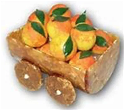 Quelle est cette pâtisserie lorraine en forme de wagonnet, de la nougatine aux amandes garnie de mirabelles ?