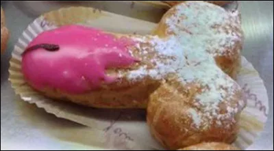 Quelle est cette pâtisserie de forme équivoque à base de pâte à choux garnie de crème au Cointreau et recouverte de pâte d'amande rose ?