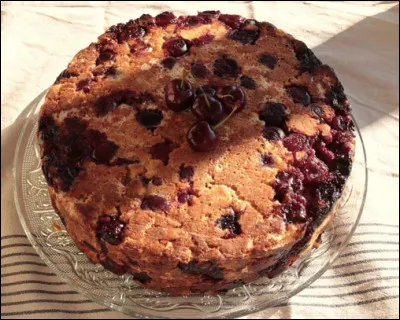 Quelle est cette pâtisserie d'Alsace, des restes de pain rassis et des cerises noires fraîches ?