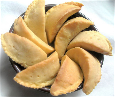 Quelle est cette pâtisserie du Maroc en forme de croissant qui contient de la pâte d'amandes, de la cannelle et de l'eau de fleur d'oranger ?