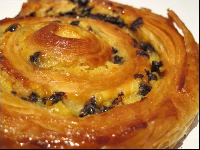 Quelle est cette pâtisserie en spirale, de la pâte feuilletée fourrée de crème pâtissière et de raisins secs ?