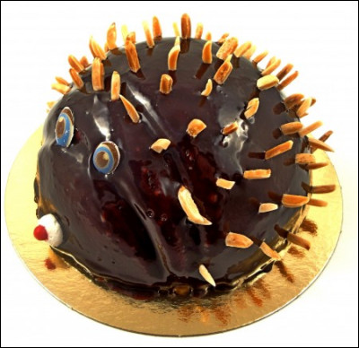 Quelle est cette pâtisserie, une tarte sucrée recouverte de ganache au chocolat noir dans laquelle sont créées des épines ?