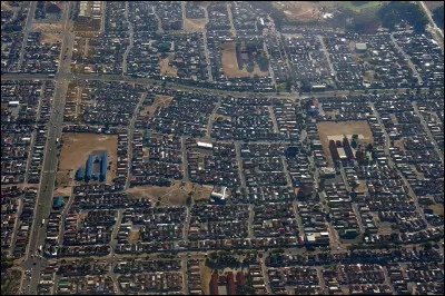 C'est en 1863 que l'armateur et planteur australien Robert Towns - qui fonde une ville du Queensland au nom original [...lequel ?] - inaugure son "recrutement" en capturant des milliers d'/de [...quelle catégorie de personnes ?]