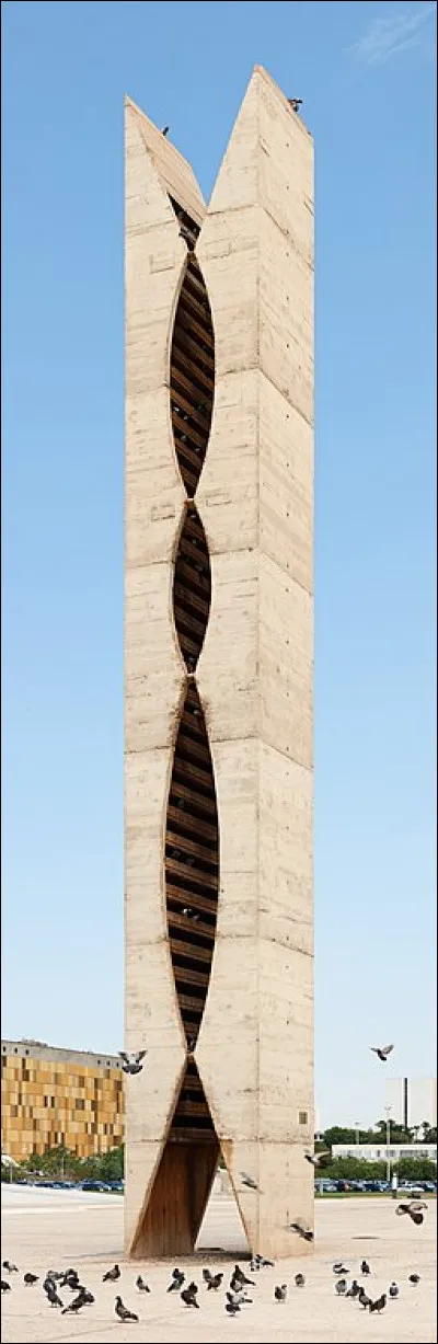 En 1990, le prix Renaudot a été attribué au roman "les Frères Romance. C'est un livre de...