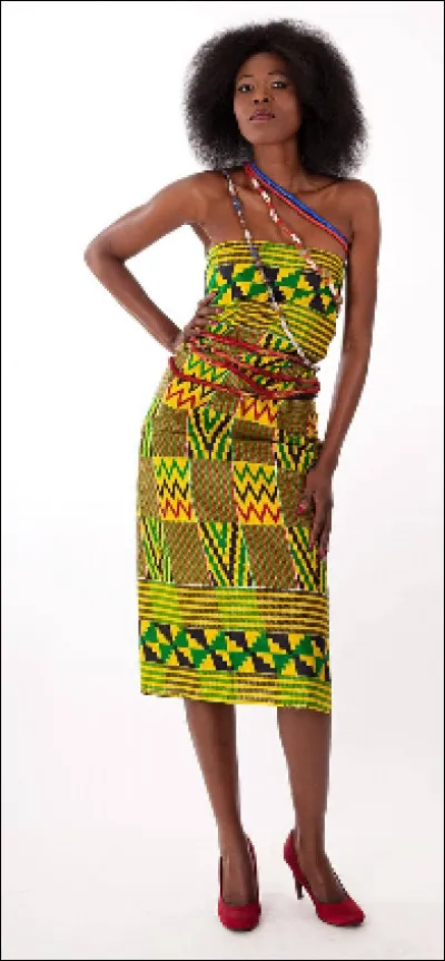 Sa chevelure et ses pagnes font ressortirent sa féminité.