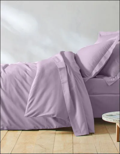 Ce beau lit violacé est un cadeau de ma grand-mère !