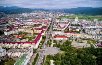 Sur le rivage de quelle mer se trouve la ville russe de Magadan, peuplée de 90 000 habitants ?