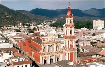 Quel pays se trouve la ville de Salta, peuplée de 600 000 habitants ?