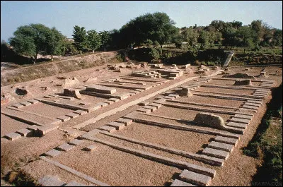 Ce site archéologique est constitué des ruines d'une importante ville fortifiée (2600 à 1900 av. J.-C.) de l'âge du bronze dans la vallée de l'Indus : c'est ...