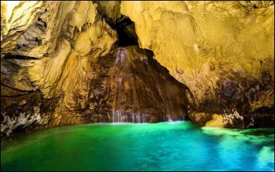 Le lendemain, tu décides de partir du village. Tu marches un long moment près du torrent. Ensuite, tu te rends dans la grotte. 
Tu pousses une porte minérale et vois deux portes. La porte minérale se referme derrière toi. Vers quelle porte te diriges-tu ?